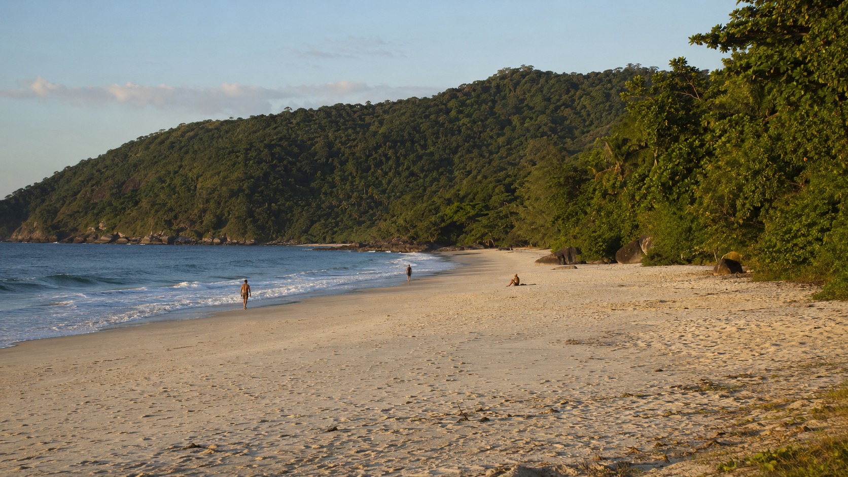 Praia isolada cercada de Mata Atlântica no litoral de Aracruz